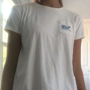 Blue and white vineyard vines t shirt